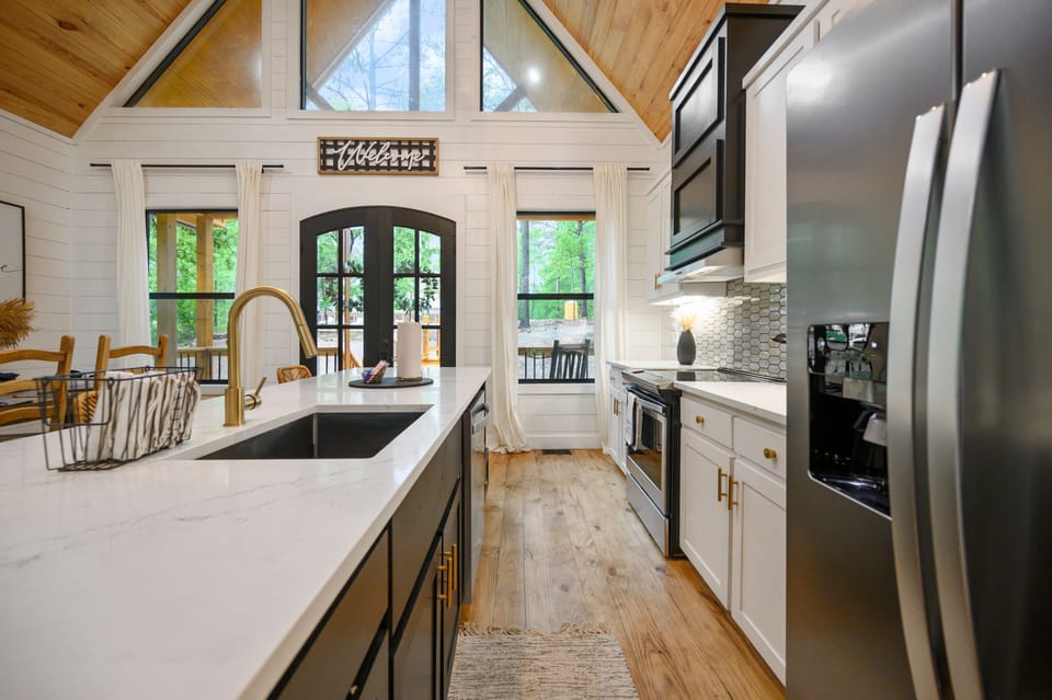 With amazing views, doing the dishes in this kitchen is a breeze!