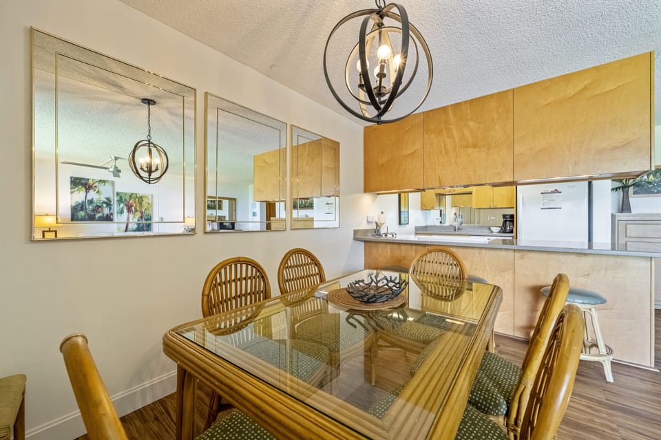 large dining room table - Room enough for family of seven