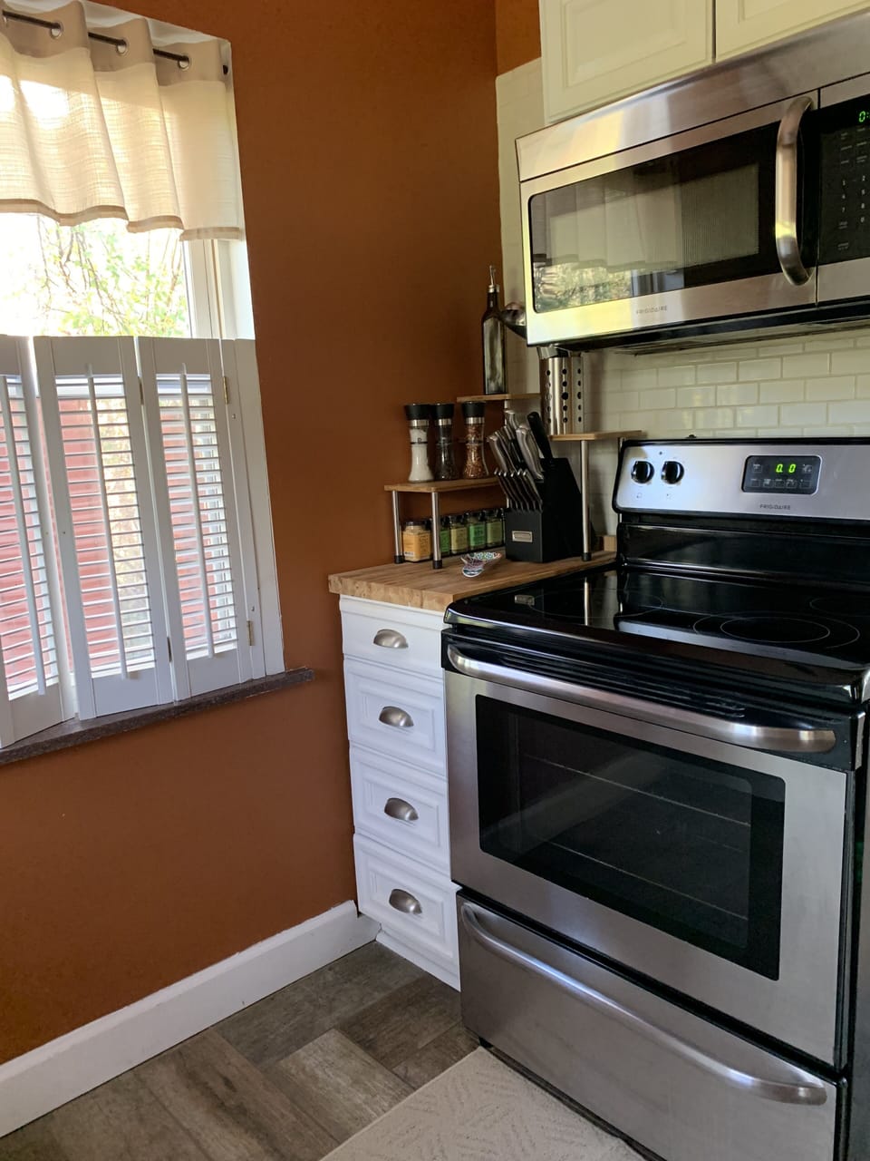 Fully equipped kitchen with stainless-steel applicances