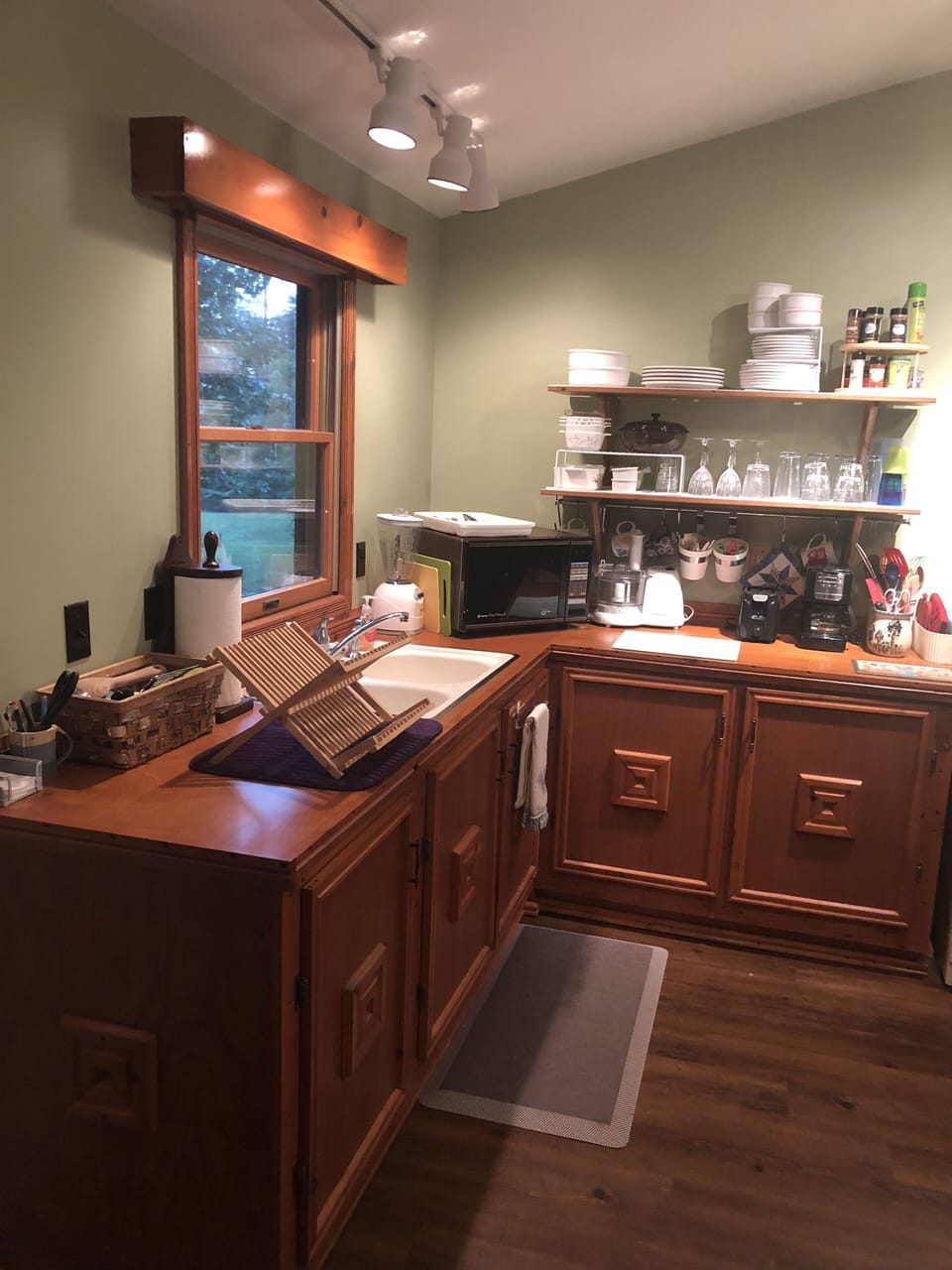 Well-equipped kitchen enables preparation of most recipes.