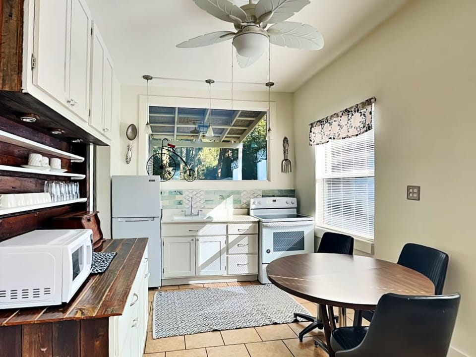 Fully Equipped Kitchen - Dining Table Seating for Four