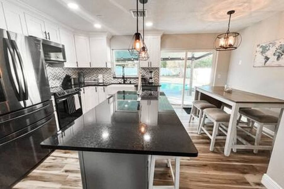 Super Cozy Inviting Kitchen & Dining Area w/ Comfy Seating for Six