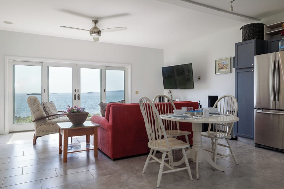 Guest House 2/2 with full kitchen, amazing ocean views, WIFI, washer/dryer