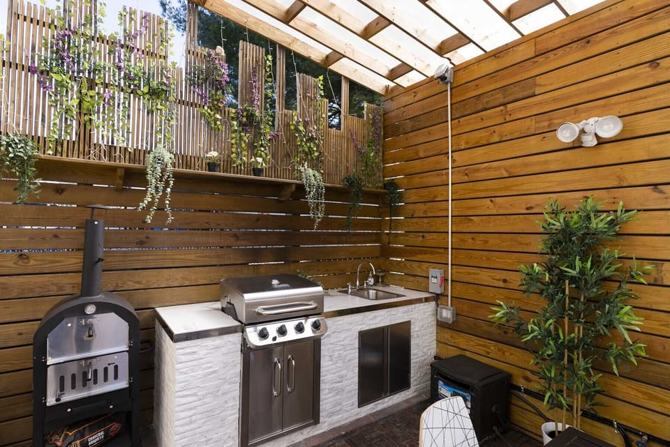 Outdoor Kitchen with BBQ Grill & Pizza Oven

