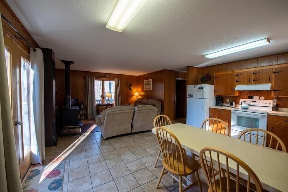 Spacious open floor plan kitchen and dinning room 