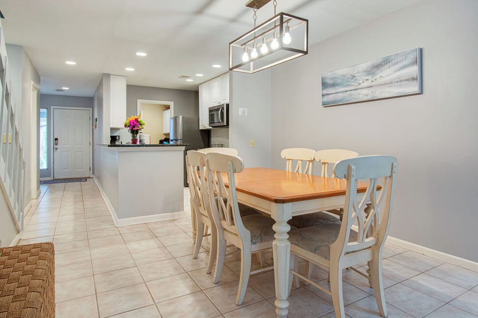 Dining table to seat 6