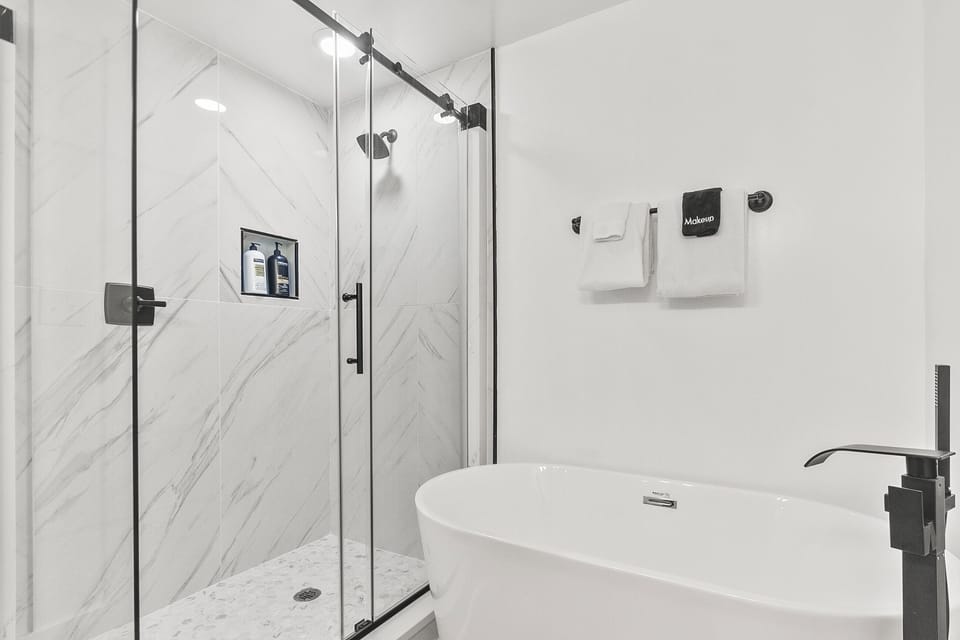 King Bathroom 1