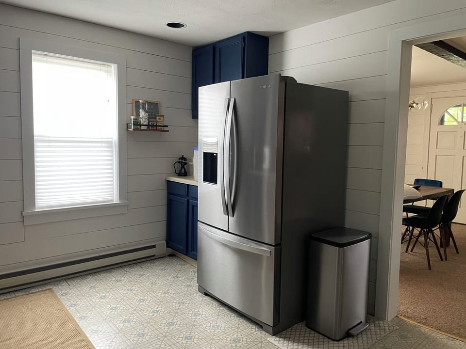 Whirlpool refrigerator with ice maker and water dispenser 