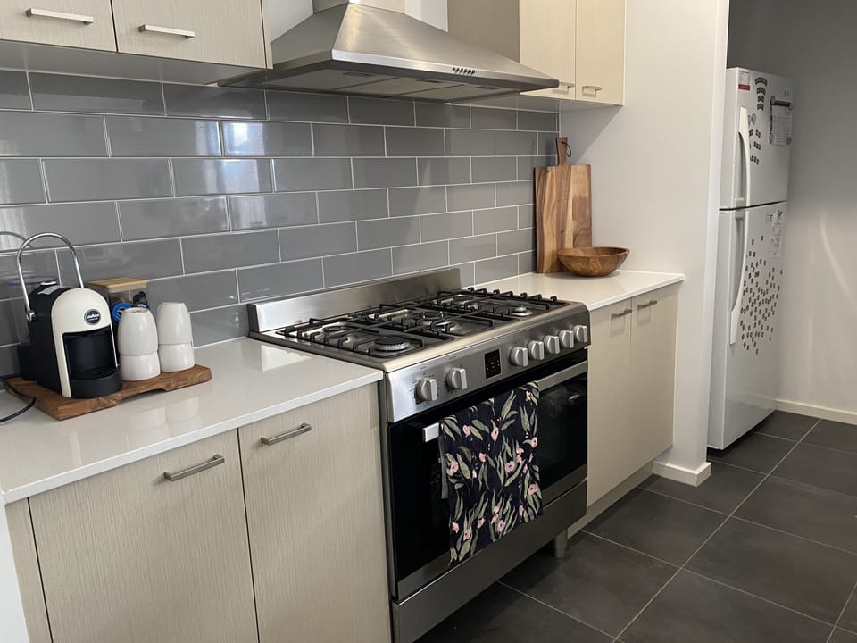 Kitchen with large 900mm oven and 5 x hotplates 