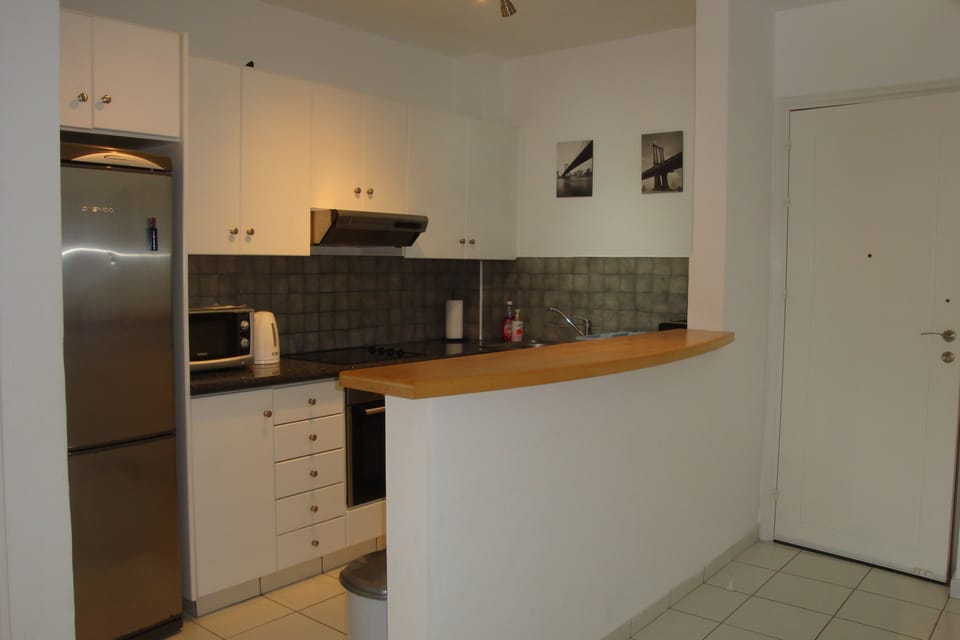 Fully equipped open plan kitchen area