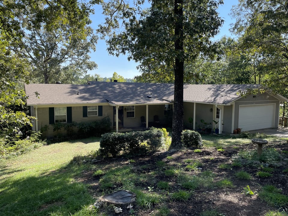 Front entrance to King's Port on Lake Hamilton.