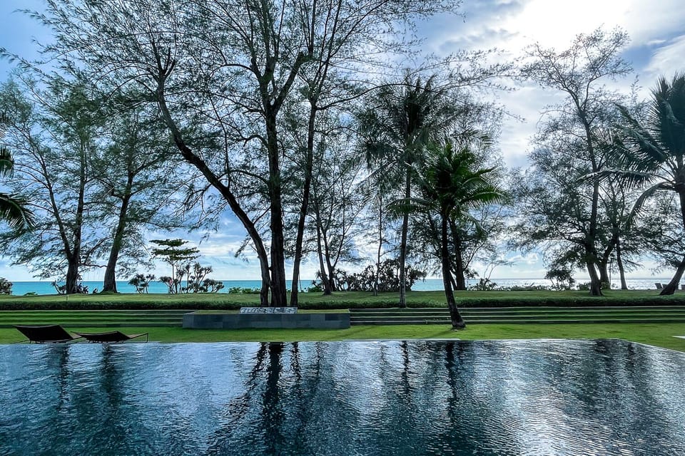 Direct beach access, large beach front pool and kids pool, 7 pools in total!