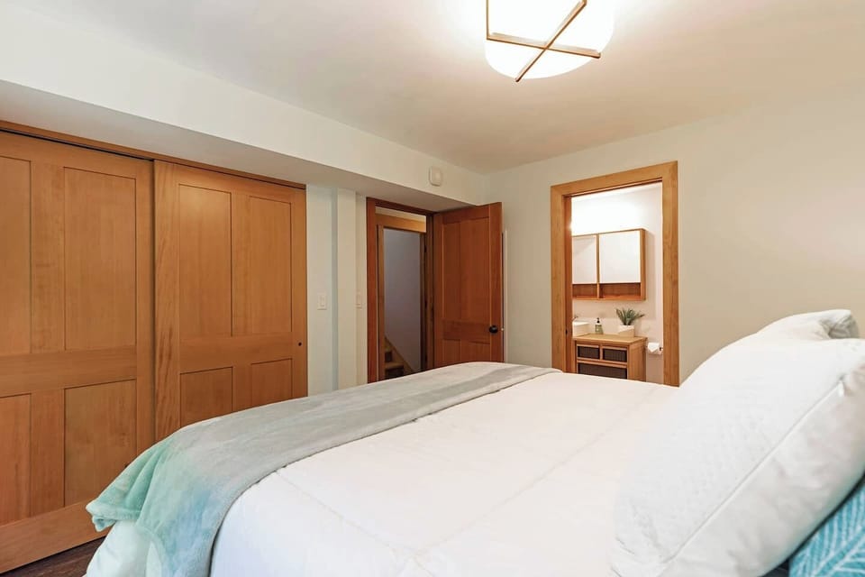 Master Queen bedroom (lower floor)