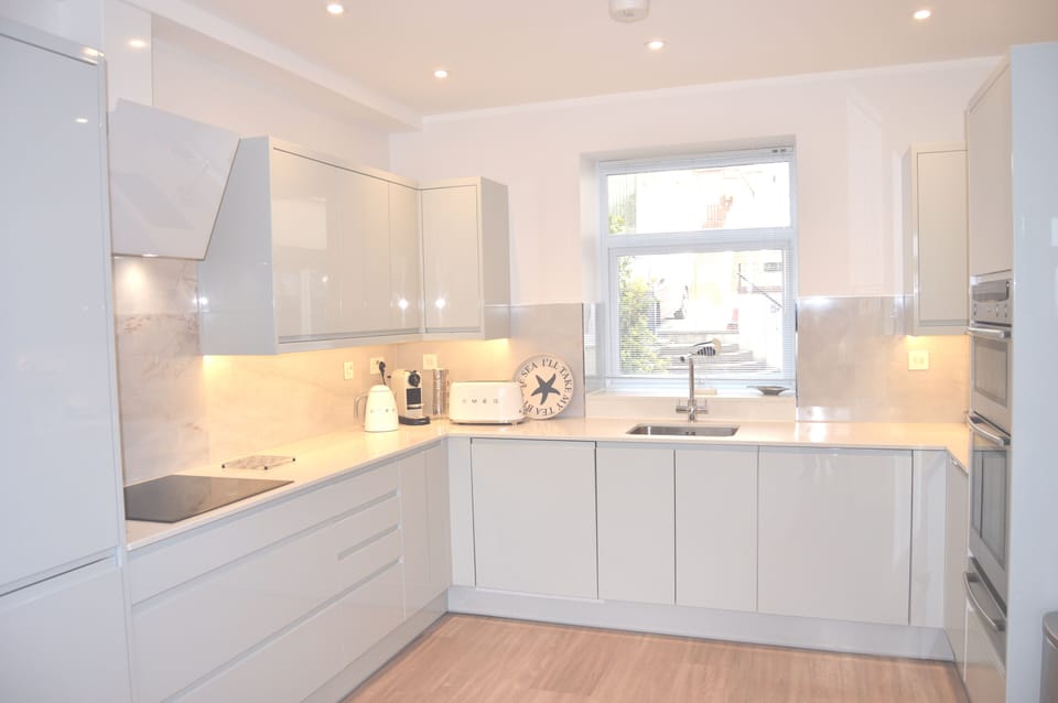 Beautiful and superbly equipped fitted kitchen, with all that you need.