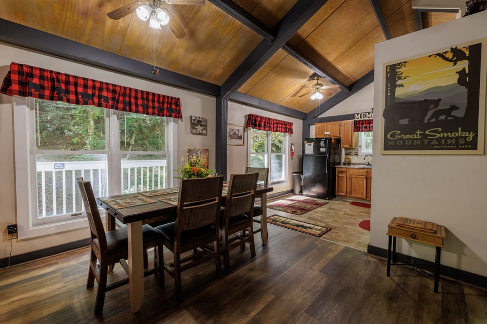 Misty Mountain Hop - Dining Area with eating for 6 and Views of the Yard