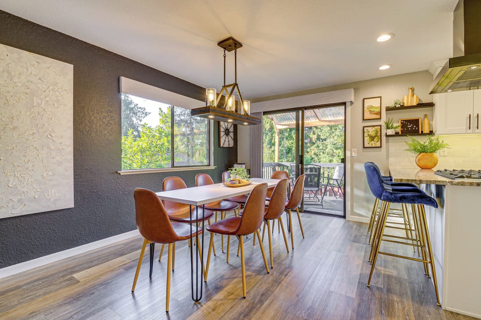 Dining Area | Dishware & Flatware Provided