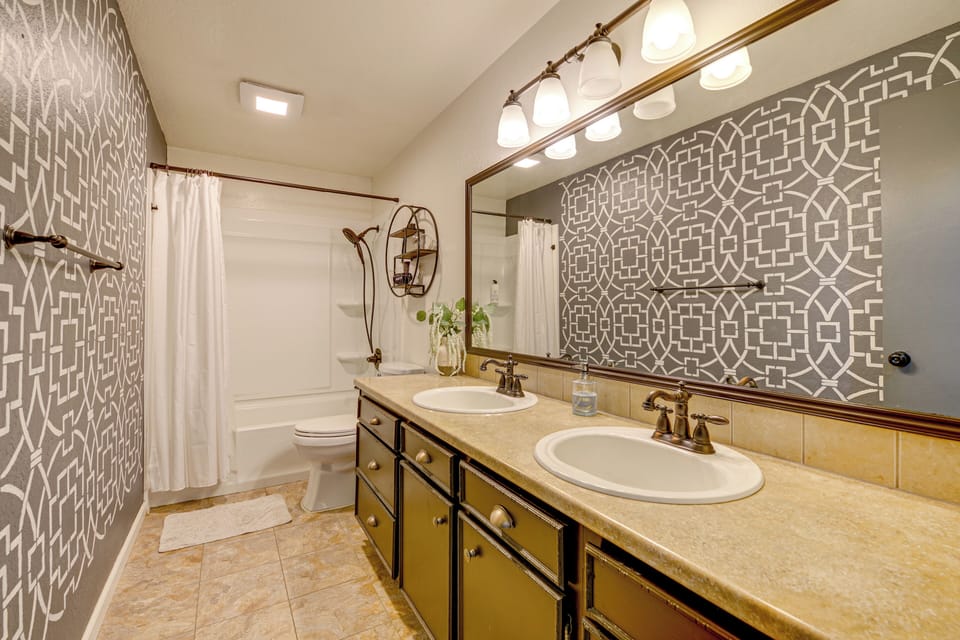 Full Bathroom | Complimentary Toiletries