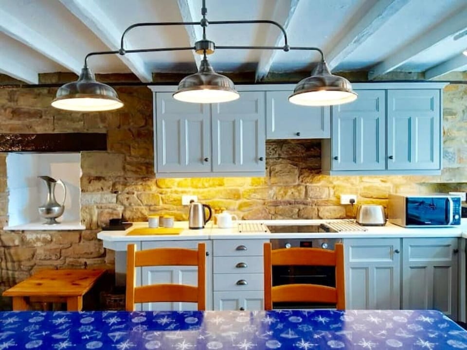 The kitchen has a traditional fell, and is fully equipped