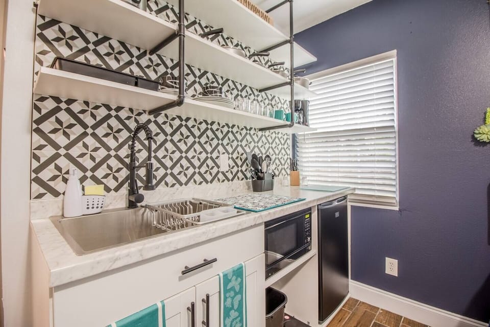 Small kitchenette, equipped with the essentials