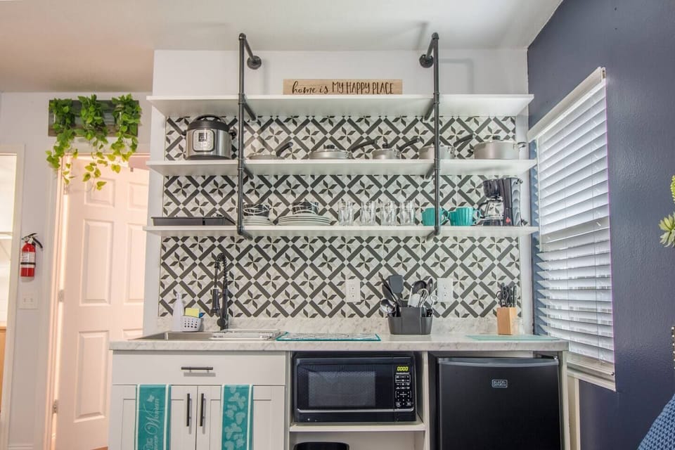 Small kitchenette, equipped with the essentials.