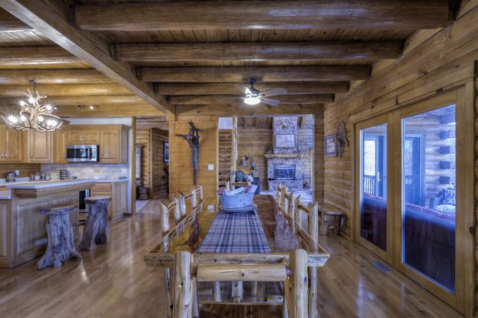 Dining room seats 18 w/ amazing views of Table Rock Lake!