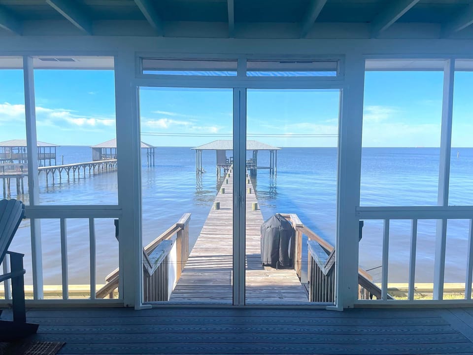 Retractable screens take you out to the dock and boathouse.