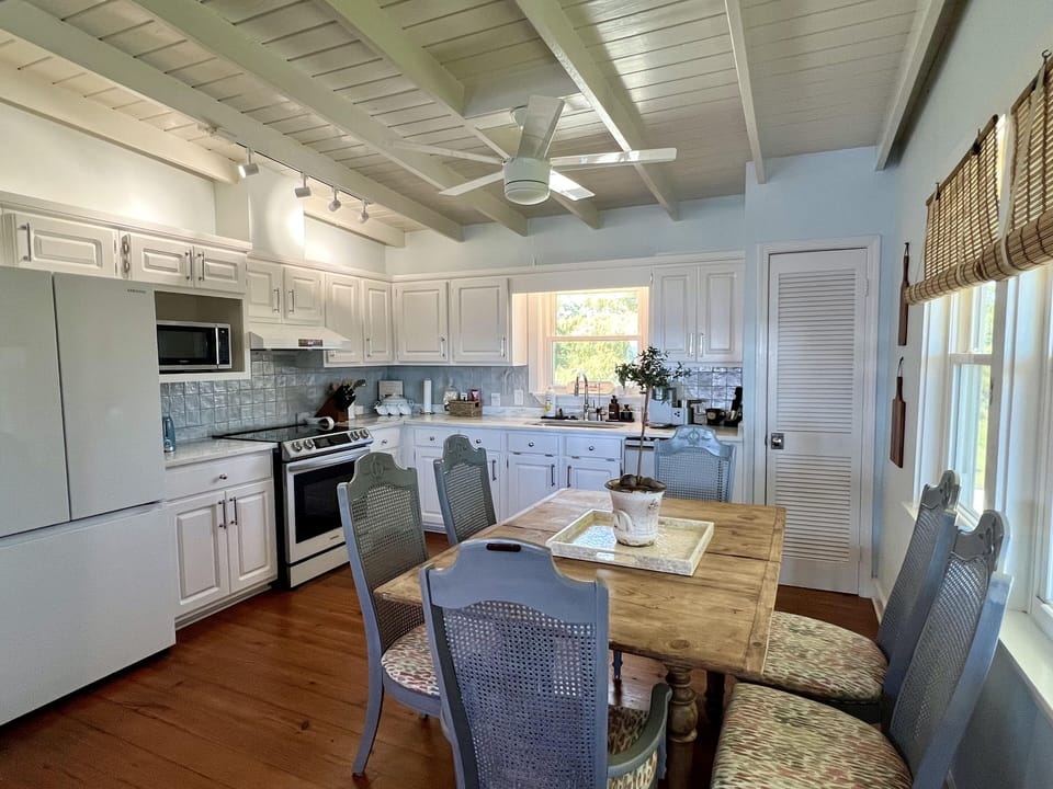 Fully equipped kitchen with new appliances.