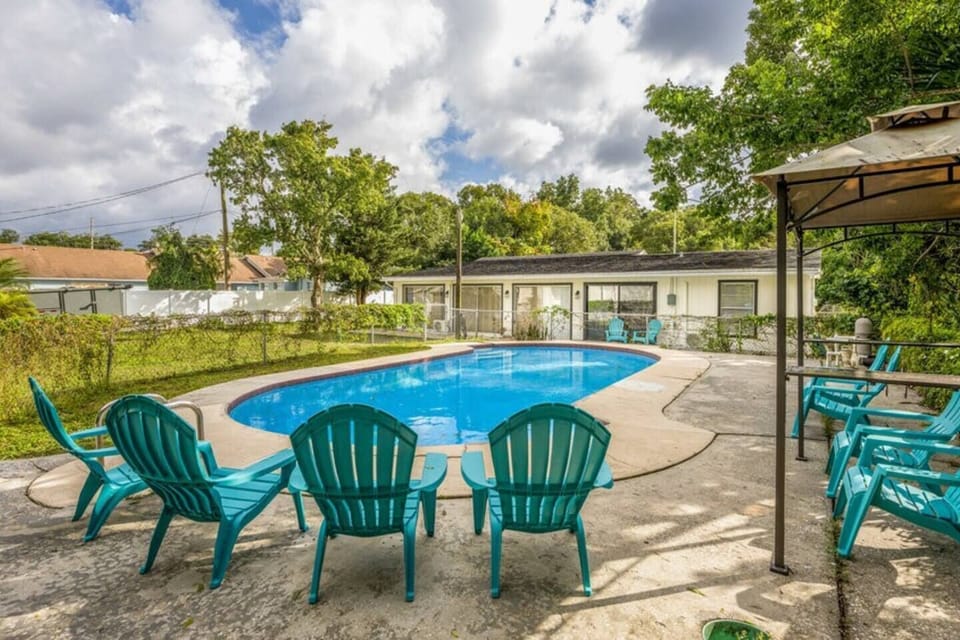 🏊‍♂️ Pool: Fenced, non-heated swimming pool available.