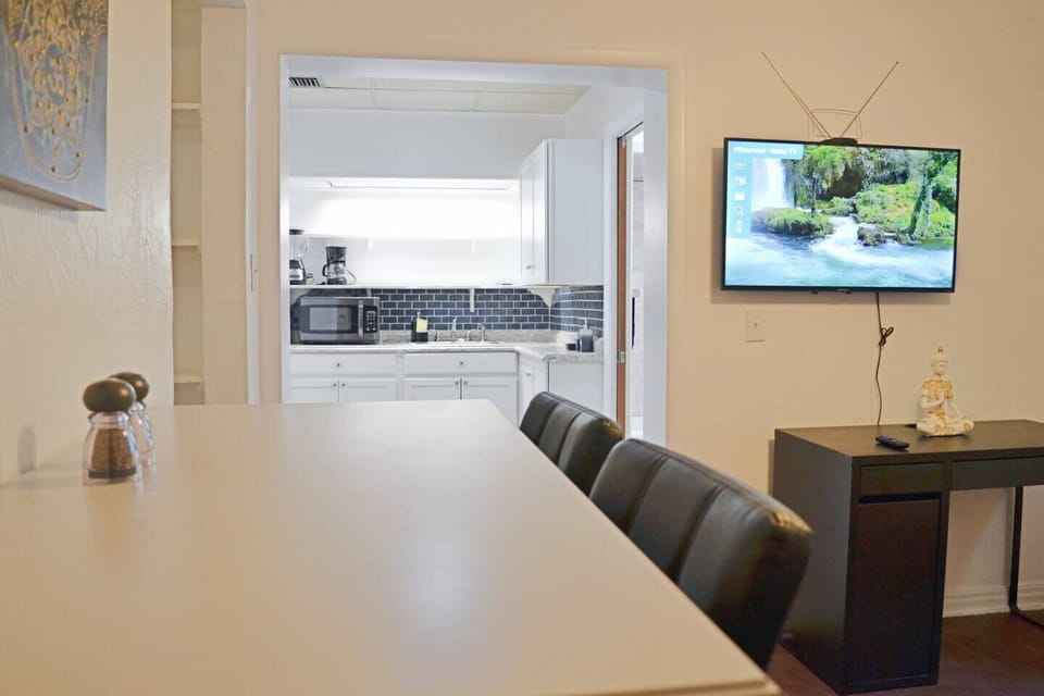 Dining table, tv, access to kitch