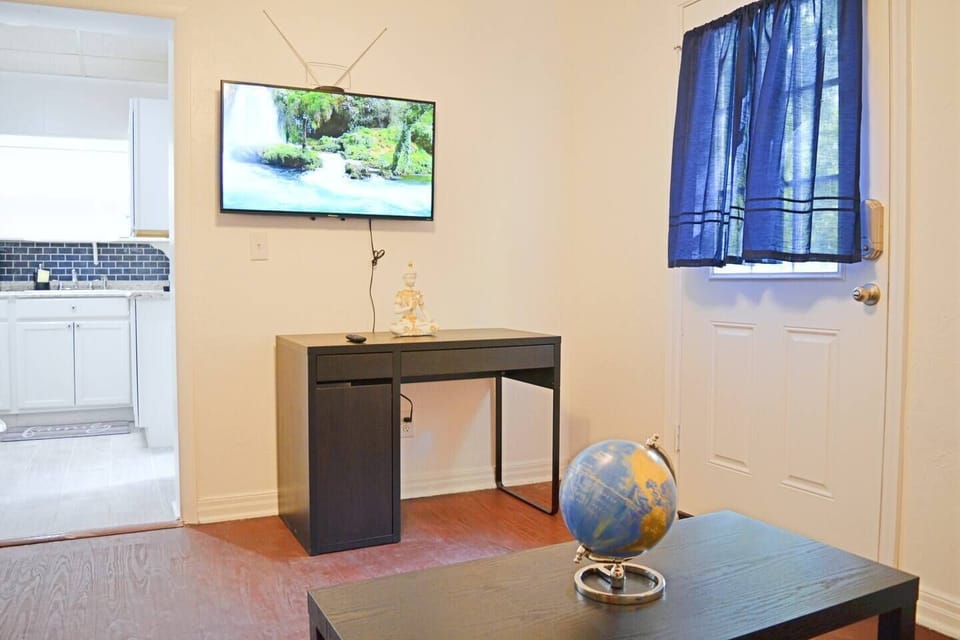 Workspace suitable for laptops, tv
