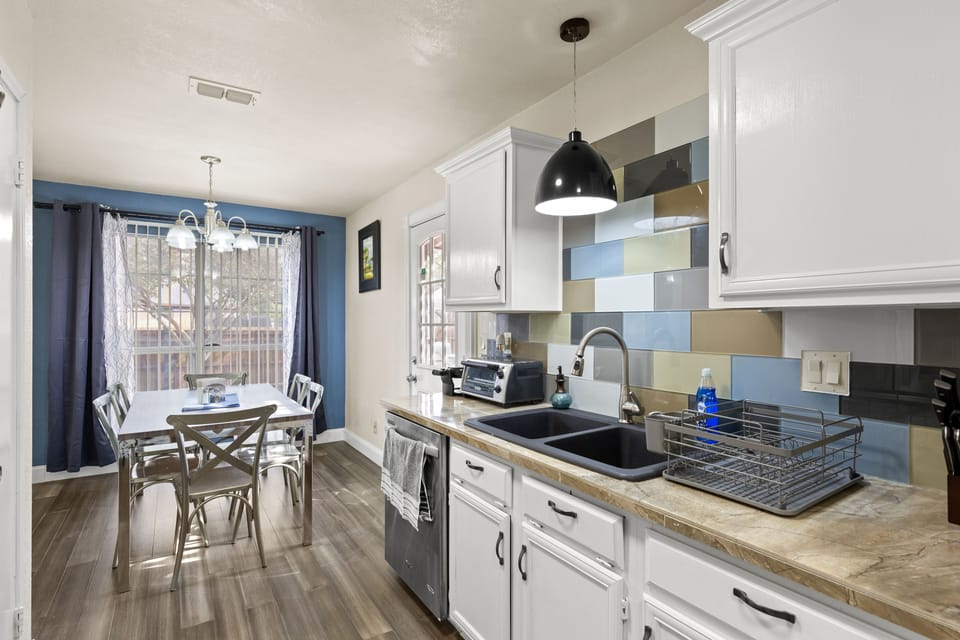 Kitchen breakfast area