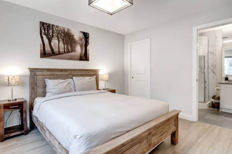 Ground level: master queen bedroom