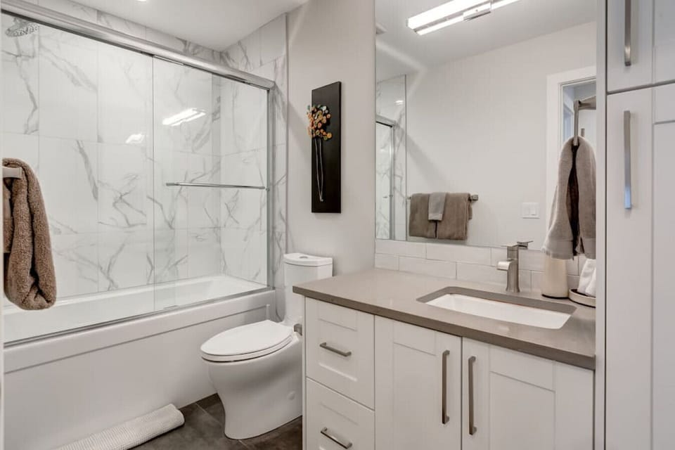 Second level: full bathroom