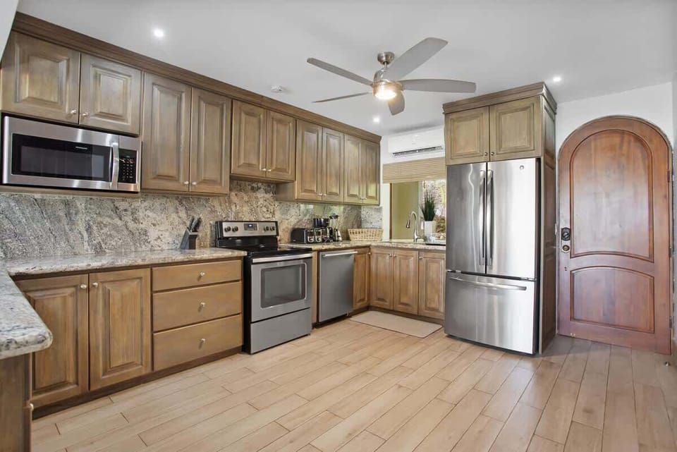 Gourmet kitchen, fully equipped
