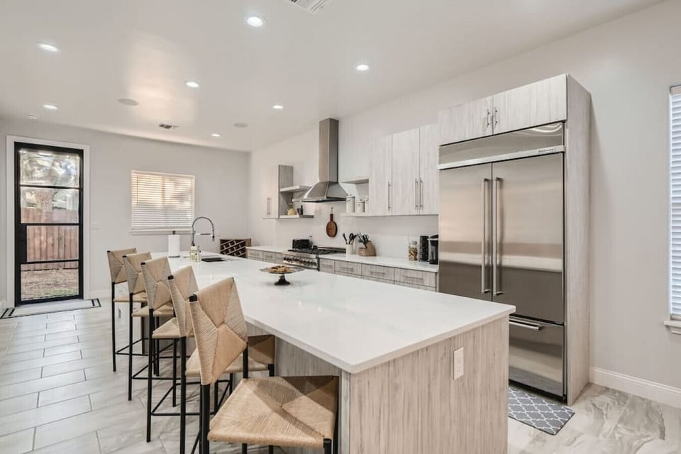 Full Kitchen - Large Kitchen Island and Tall Bar Stools