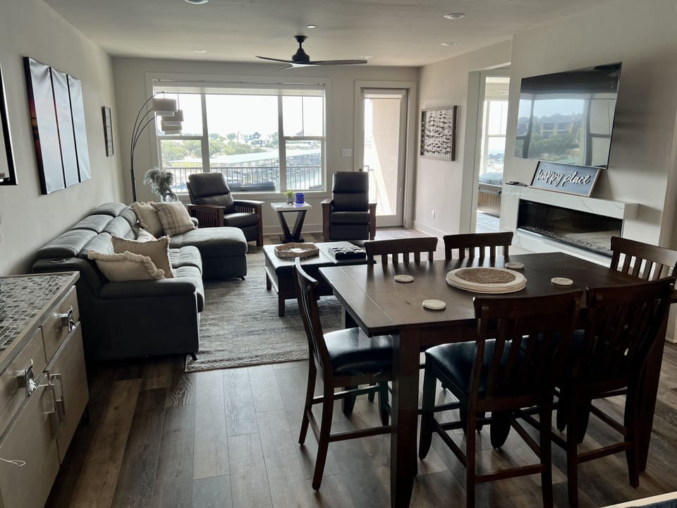 Dining table expands