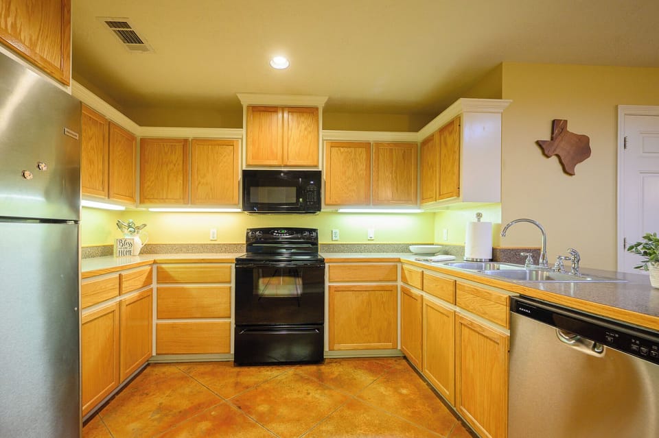 This kitchen has a terrific layout.  And SO MUCH Storage and Counter space!  Wait til you see the pantry!