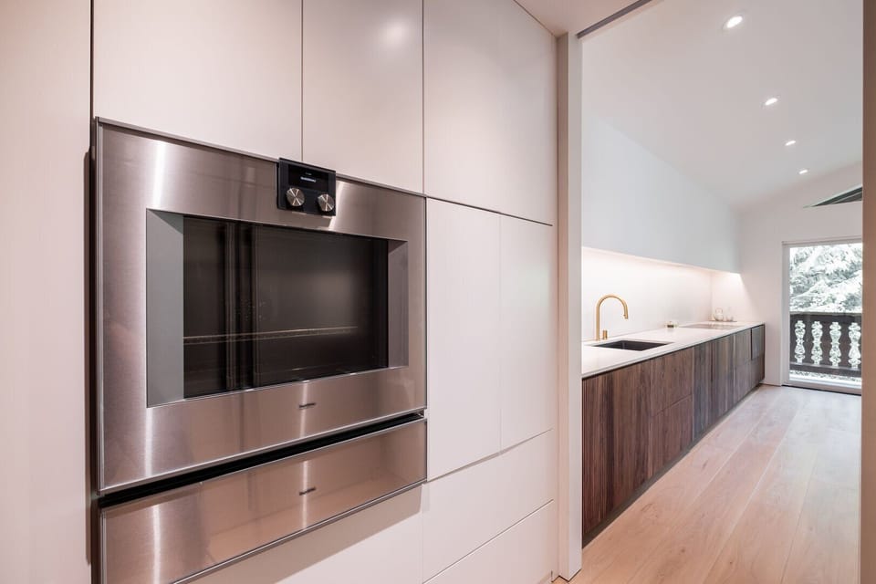 Full kitchen: Stainless steel appliances