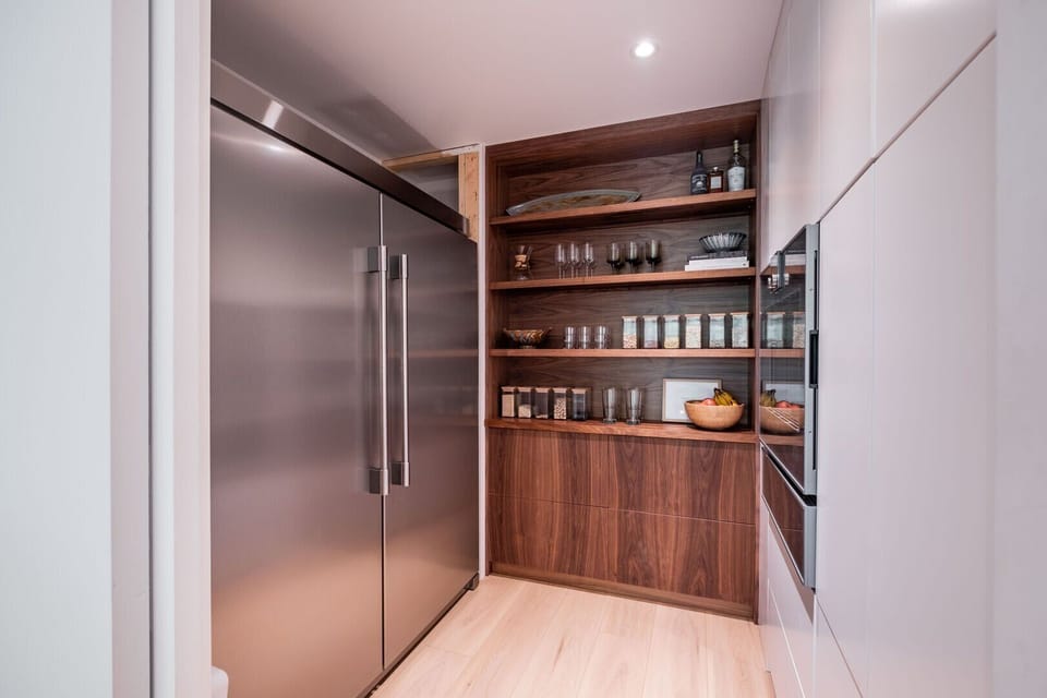 Full kitchen: Stainless steel appliances