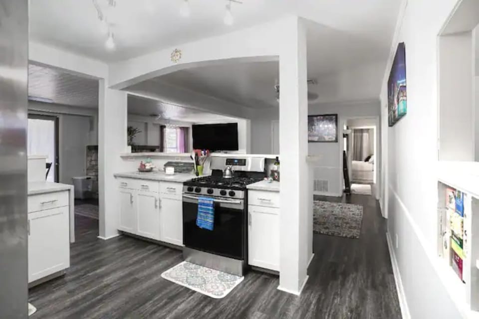 Urban retreat at it's finest. Open concept great for cooking & conversating.