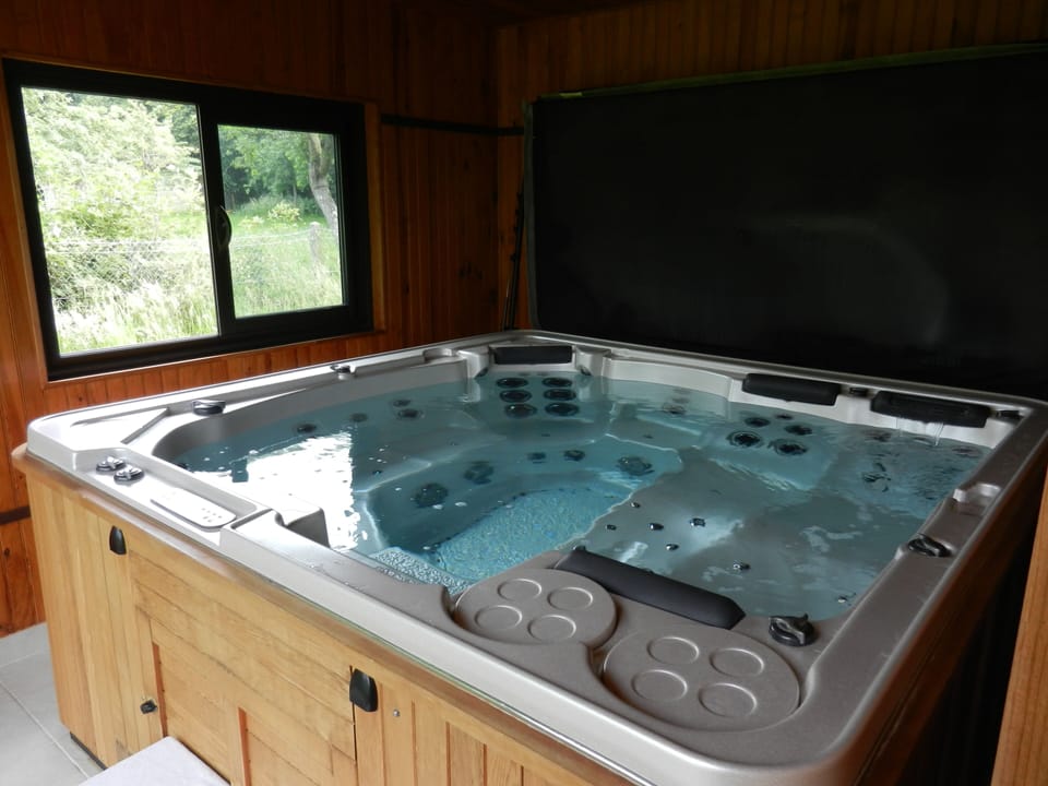 Indoor spa tub