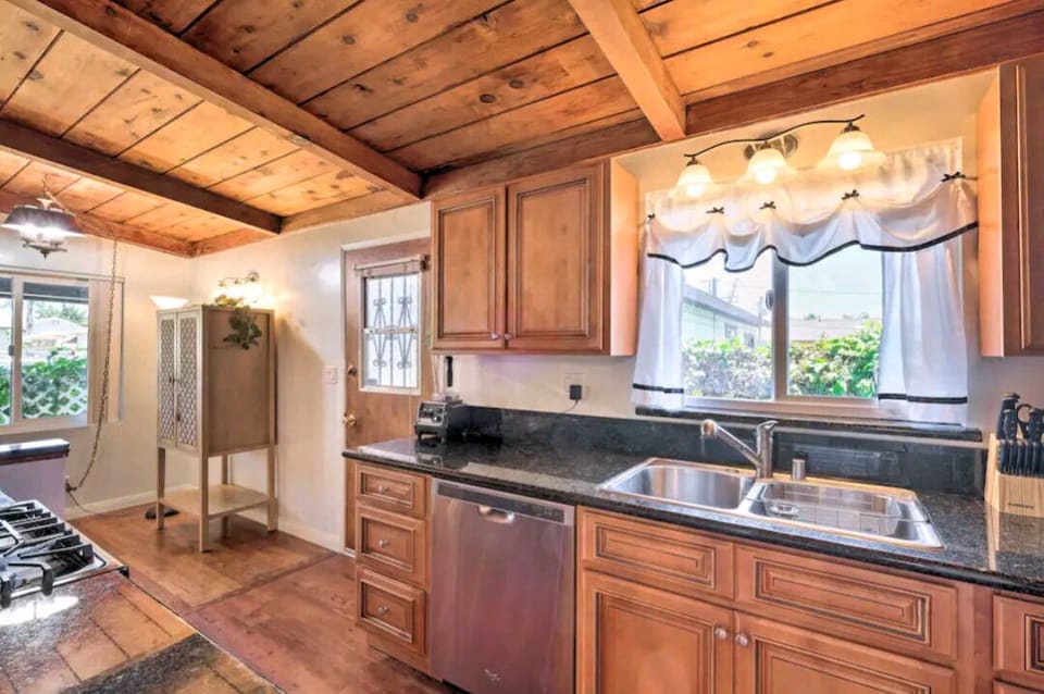 Fully equipped kitchen.