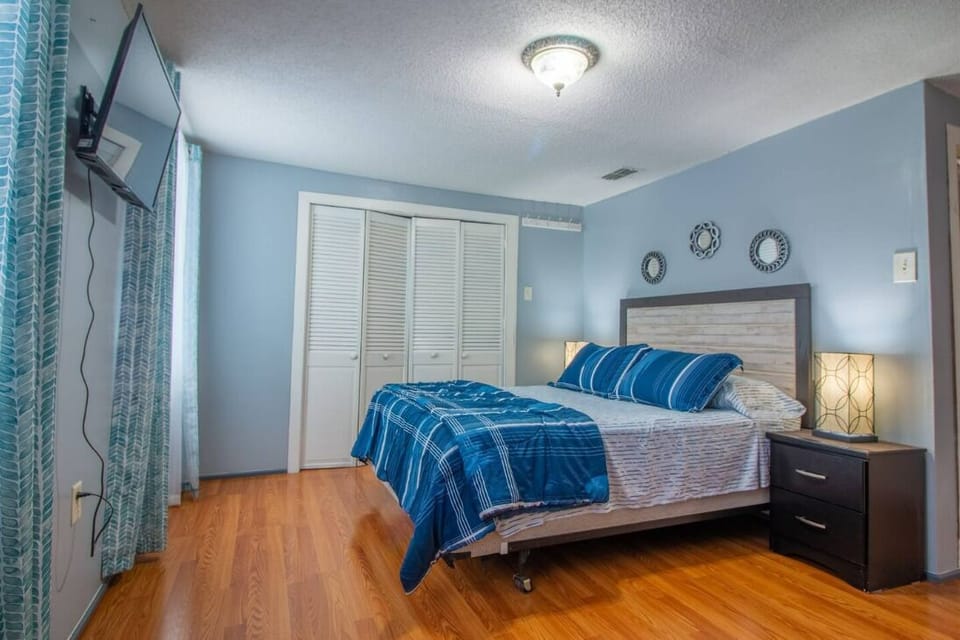 This room features a comfortable queen bed, a spacious wardrobe for your belongings, and a TV for your entertainment. It’s a cozy and well-equipped space to ensure a pleasant stay.