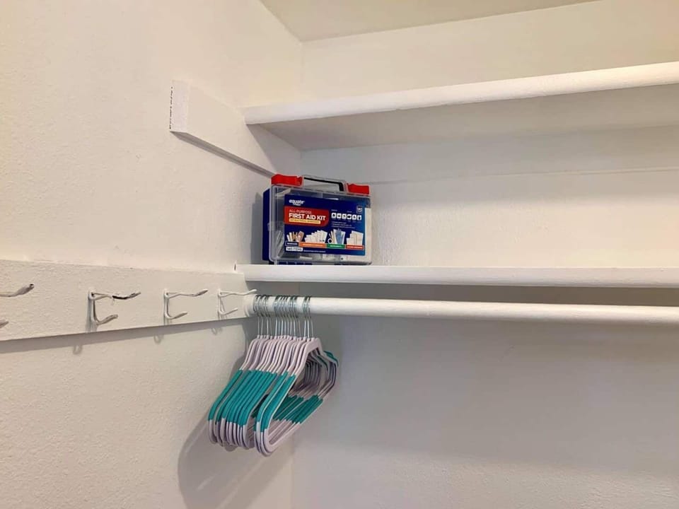 closet with hangers 