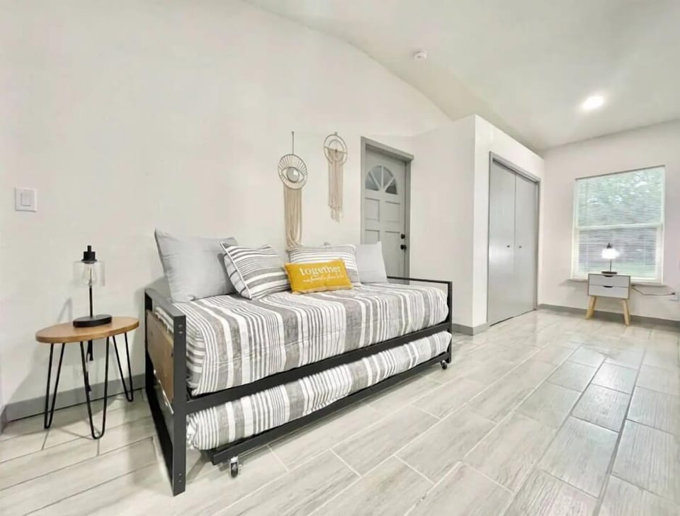 metal trundle bed with two mattresses
