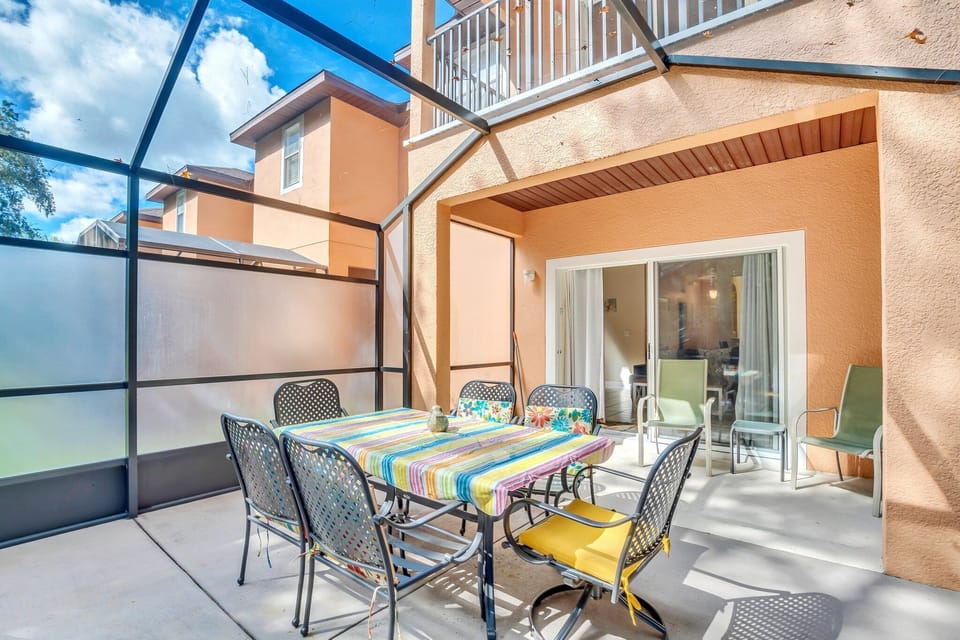 Private lanai with dining area
