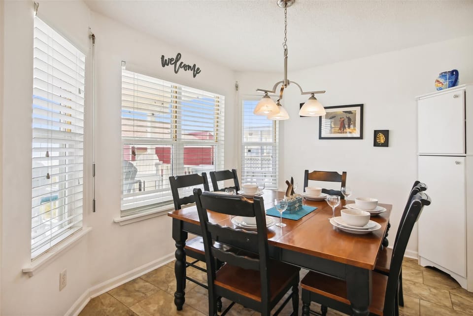 Stay Connected - With the dining table conveniently located next to all of the action, it's easy to stay engaged with friends and family while grabbing a quick bite to eat.