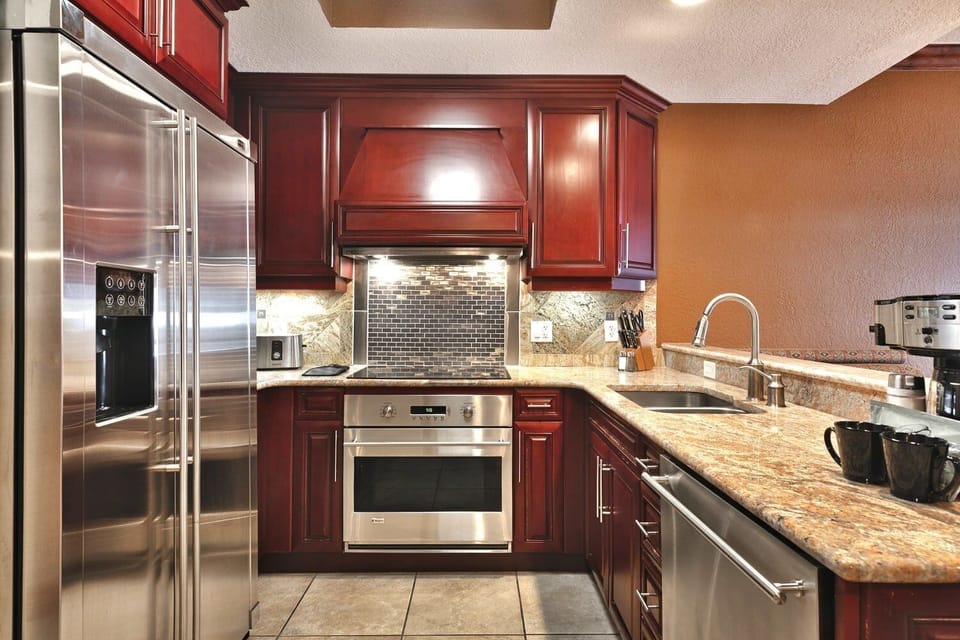 - Fully equipped kitchen with stainless steel appliances  
- Granite counters and rich wood cabinetry  
- Ideal for preparing meals during your stay