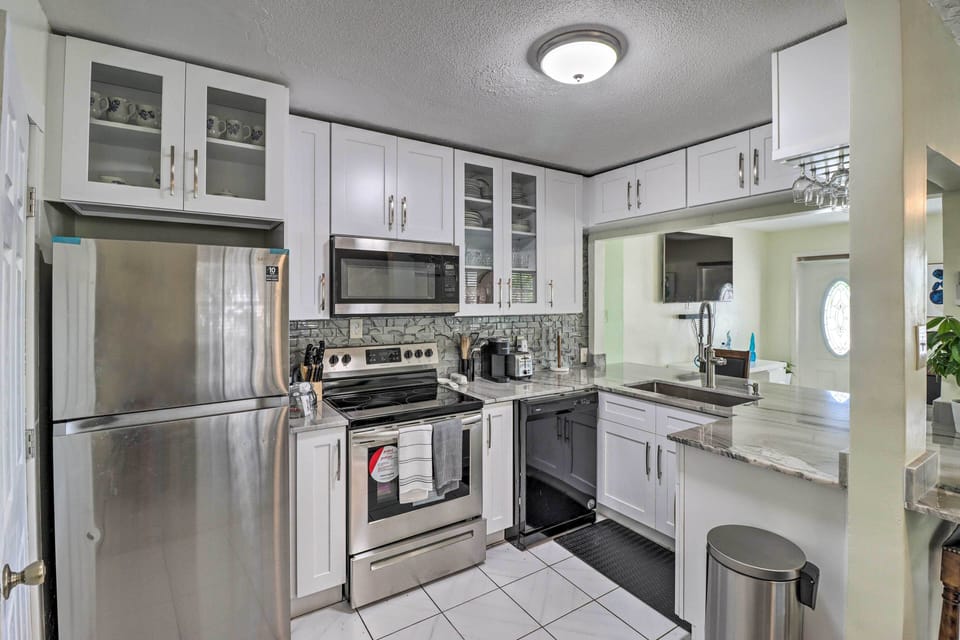 Full Kitchen | Dishwasher | Fridge | Electric Range | Microwave
