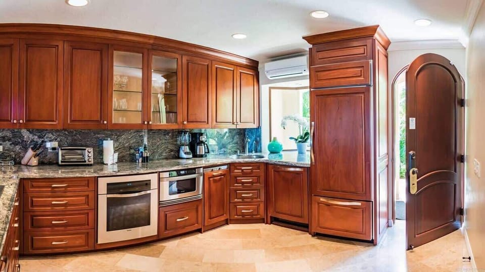 Open kitchen, stainless steel appliances, fully equipped